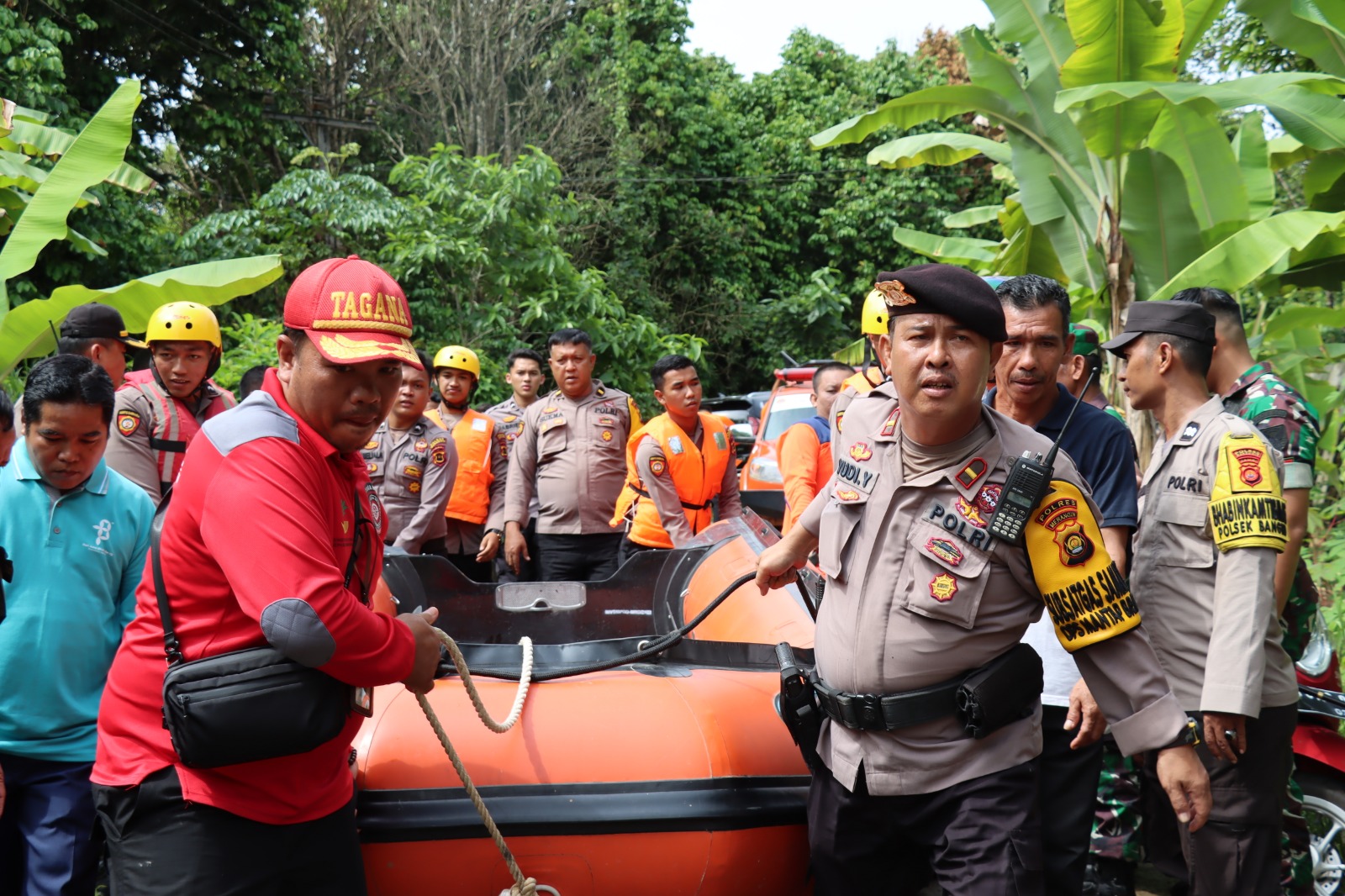 Samapta Polres Merangin Laksanakan Siaga dan Bantuan SAR pada Warga Terdampak Banjir