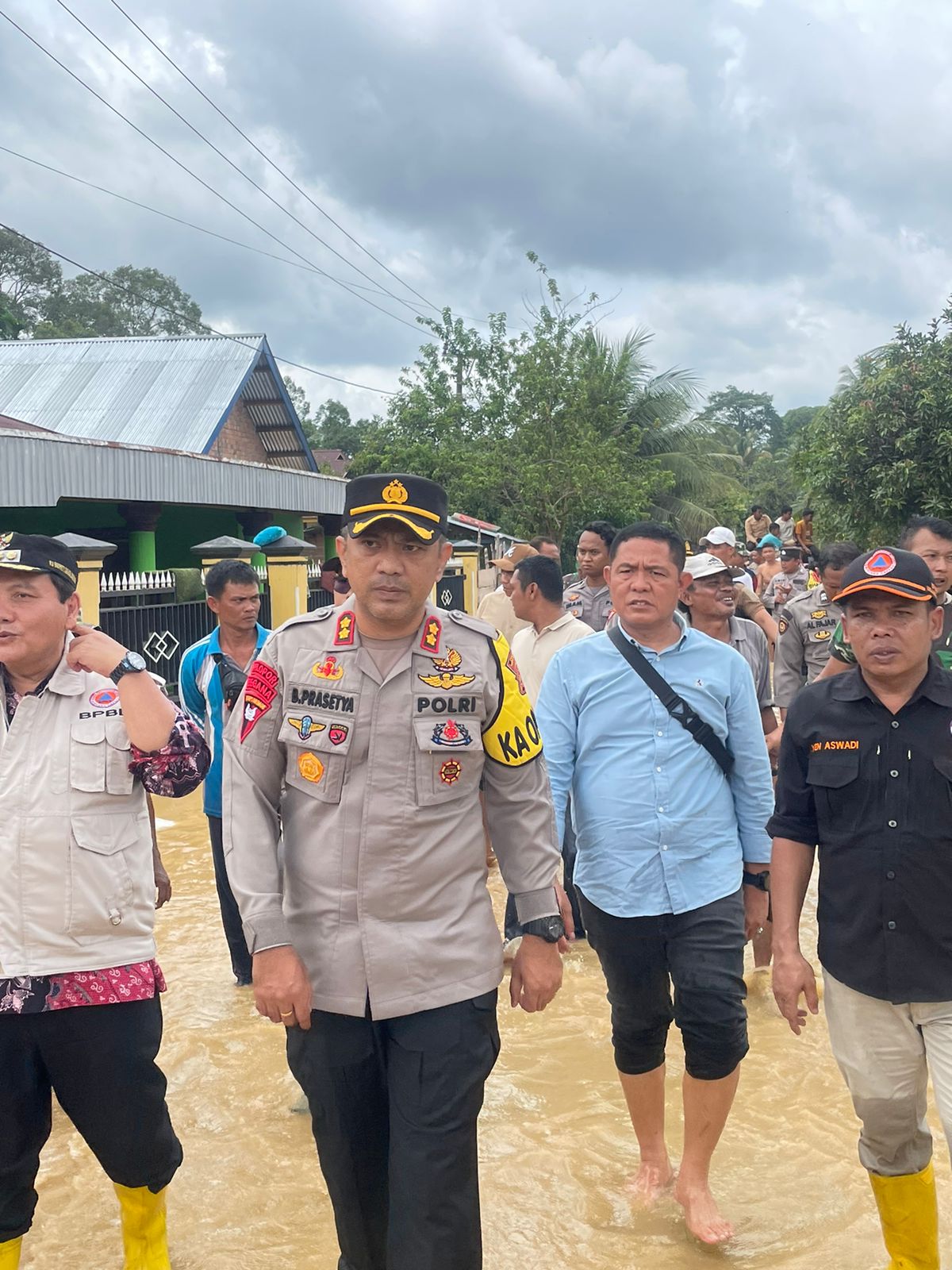 Kapolres Sarolangun bersama Penjabat Bupati Sarolangun Cek Rumah Warga Yang Terdampak Banjir di Desa Teluk Kecimbung Bathin VIII