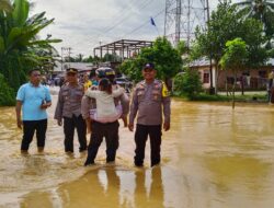 Polsek Limun Terendam Air Namun Personilnya Tetap Semangat Bantu Evakuasi Warga Yang Terdampak Banjir