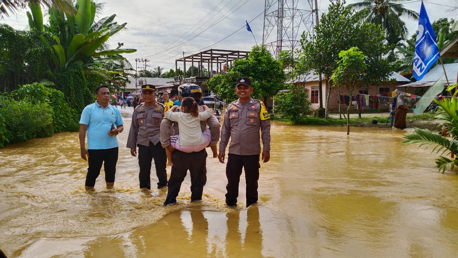 Polsek Limun Terendam Air Namun Personilnya Tetap Semangat Bantu Evakuasi Warga Yang Terdampak Banjir