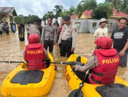 Banjir Melanda, Polres Sarolangun Terjunkan Personil Sat Samapta Bawa Perahu Karet Bantu Evakuasi Warga