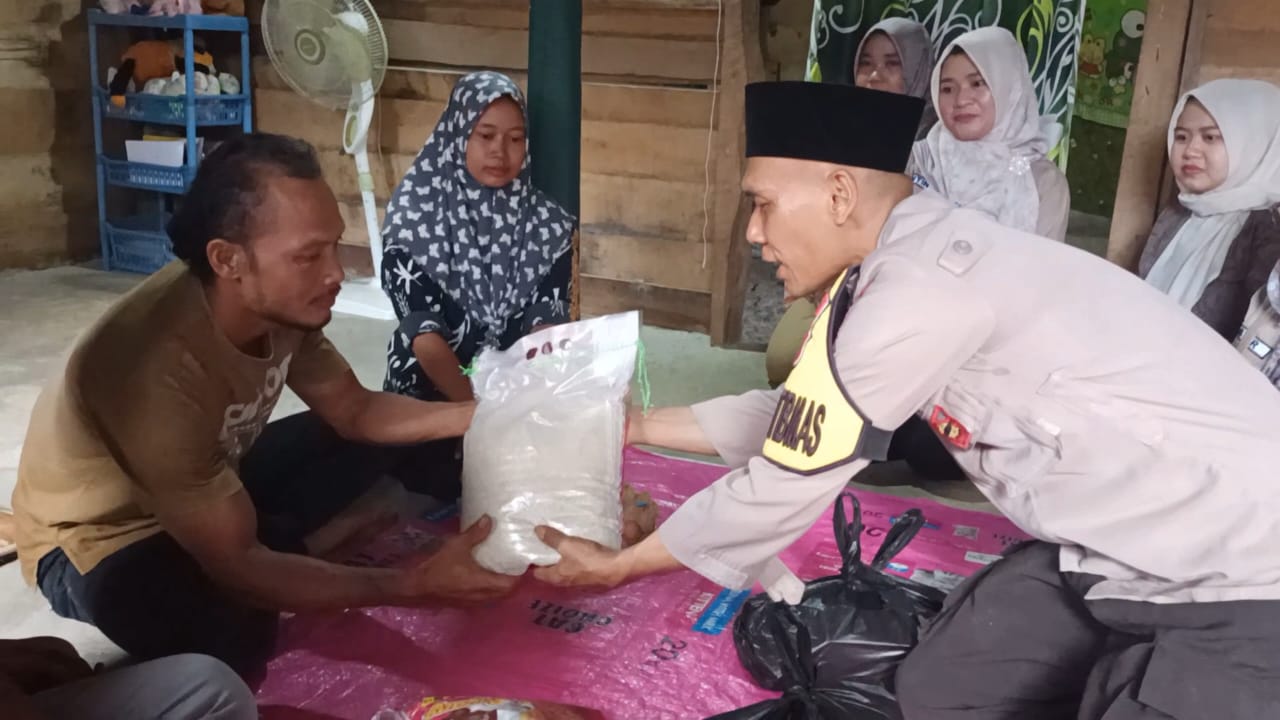 Team Jumat berkah dan Polsek Tabir Selatan Sambangi dan Mendata Berkas Kesehatan Warganya 