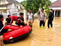 Pastikan Kondisi Warga Aman, Kapolsek Sarolangun dan Camat Pantau Wilayahnya 