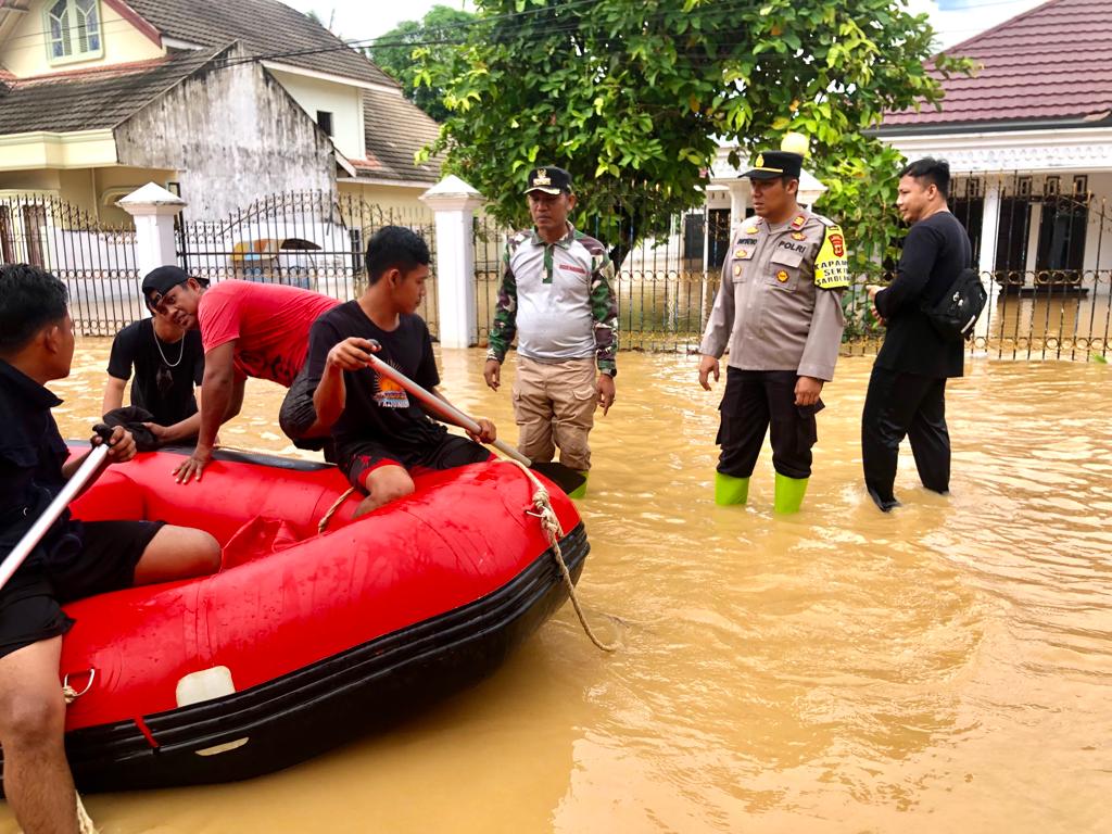 Pastikan Kondisi Warga Aman, Kapolsek Sarolangun dan Camat Pantau Wilayahnya 