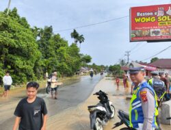 Banjir Melanda Kabupaten Sarolangun, Sat Lantas Polres Sarolangun Atur Lalu Lintas