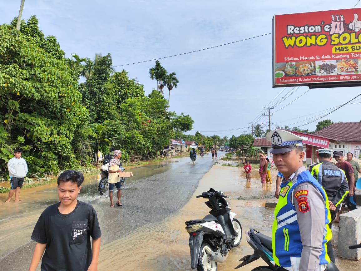 Banjir Melanda Kabupaten Sarolangun, Sat Lantas Polres Sarolangun Atur Lalu Lintas