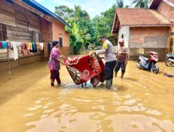 Pasca Banjir, Polsek Sarolangun membantu warga yang terdampak banjir dengan melalukan pembersihan rumah warga .