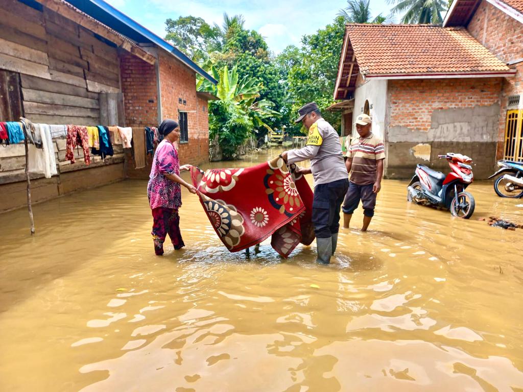 Pasca Banjir, Polsek Sarolangun membantu warga yang terdampak banjir dengan melalukan pembersihan rumah warga .