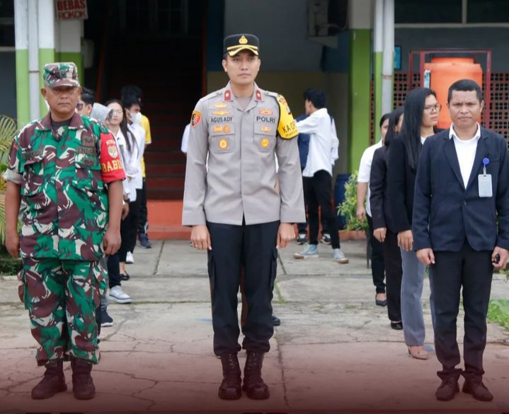 Kapolsek Penjaringan Melaksanakan Upacara Serentak di Sekolah wilayah Penjaringan