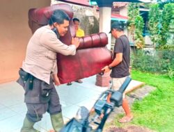 Hari Ke-2 Pasca Banjir, Polsek Sarolangun Konsisten Bantu Warga yang Masih Terdampak Banjir