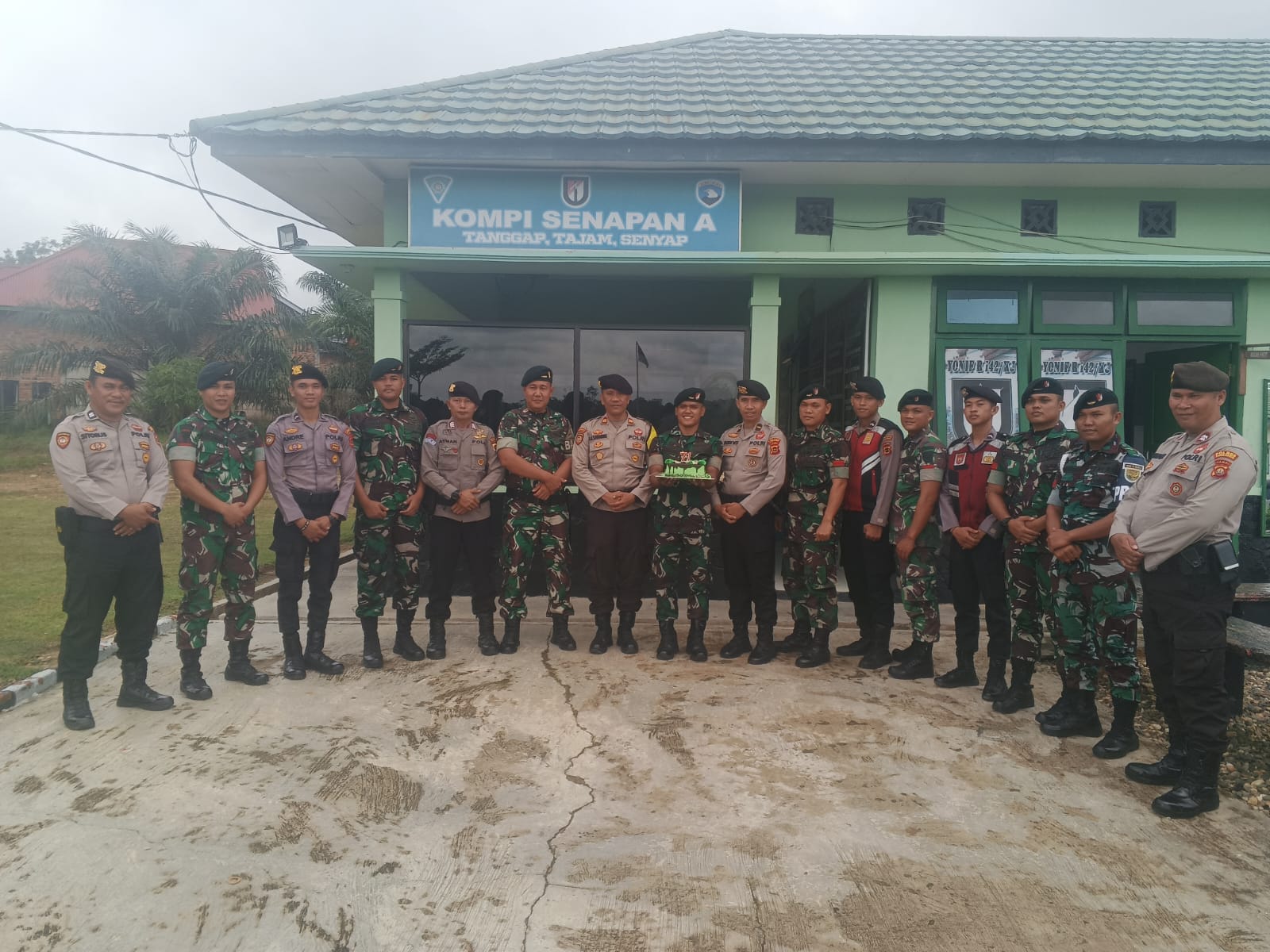 Kapolres Sarolangun Berikan Kejutan, Kirim Kue Ucapan Selamat Ulang Tahun Yonif 142/Ksatria Jaya Yang Ke-71