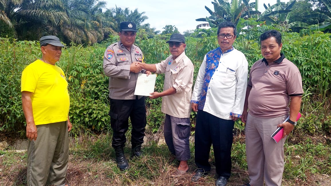 Aipda Sunaryo Bhabinkamtibmas Polres Sarolangun Hibahkan Tanah Pribadinya Untuk Pembangunan Kantor Desa Pemekaran baru