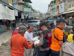 Kepolisian Daerah (Polda) Jambi melakukan kegiatan Jumat Berbagi dengan membagikan ratusan nasi bungkus kepada masyarakat di Sekitaran Mapolda Jambi