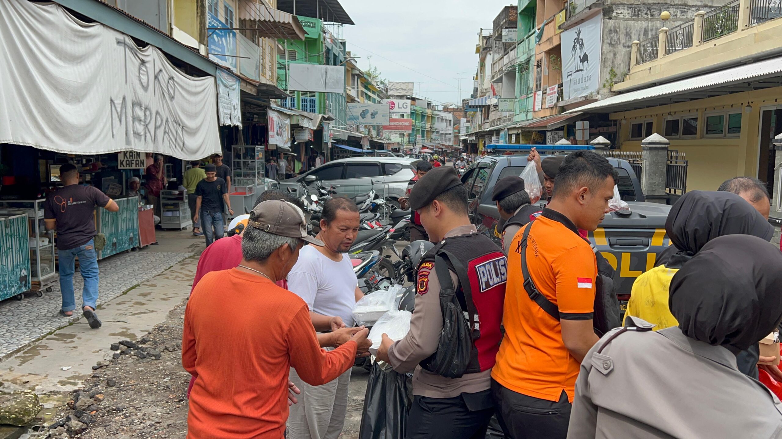 Kepolisian Daerah (Polda) Jambi melakukan kegiatan Jumat Berbagi dengan membagikan ratusan nasi bungkus kepada masyarakat di Sekitaran Mapolda Jambi