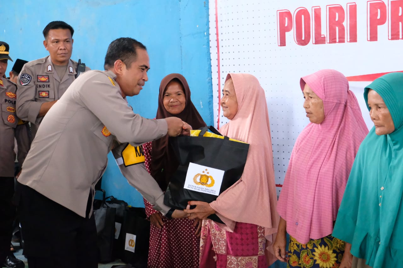 Kapolres Tebo Akbp l Wayan Arta Ariawan  SH. S. Ik.  MH  Berikan Bantuan Sembako Untuk Masyarakat Korban Banjir