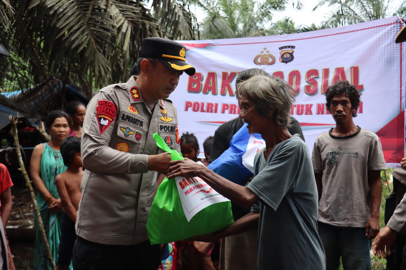 Kapolres Sarolangun Lepas Rangkaian Logistik Bhakti Sosial ke Masyarakat Kurang Mampu