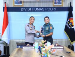 Kadiv humas polri Irjen Pol Sandi Nogroho Menerima Kunjungan Kapuspen TNI Nugraha Gumilan  Beserta Rombongan Di Gedung Humas Polri