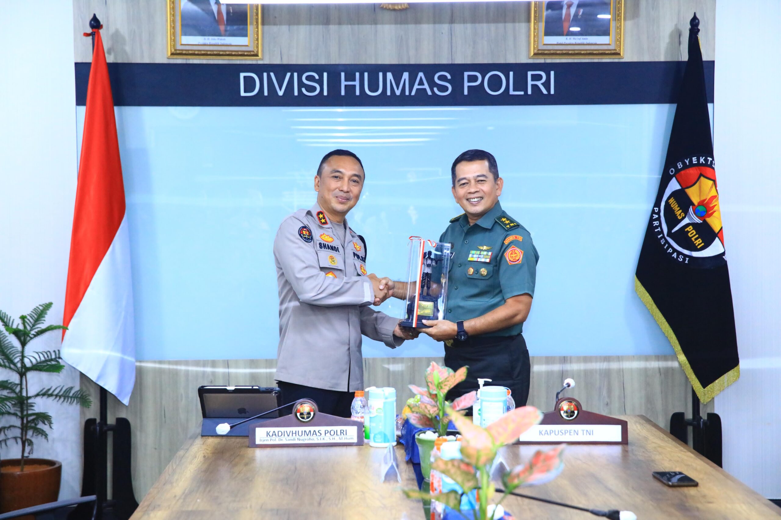 Kadiv humas polri Irjen Pol Sandi Nogroho Menerima Kunjungan Kapuspen TNI Nugraha Gumilan  Beserta Rombongan Di Gedung Humas Polri