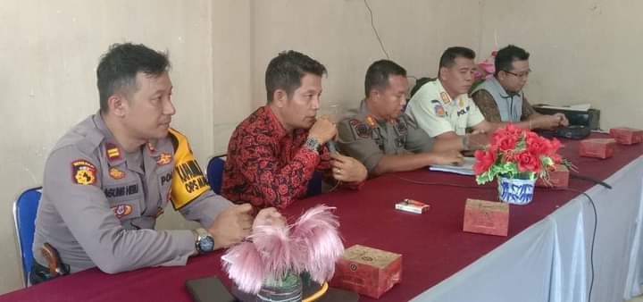 Kapolsek Muara Siau,TNI – Polri Memonitoring dan mobile Apabila di Izinkan Memasuki Area TPS Bila Urgent Atas Permintaan KPPS