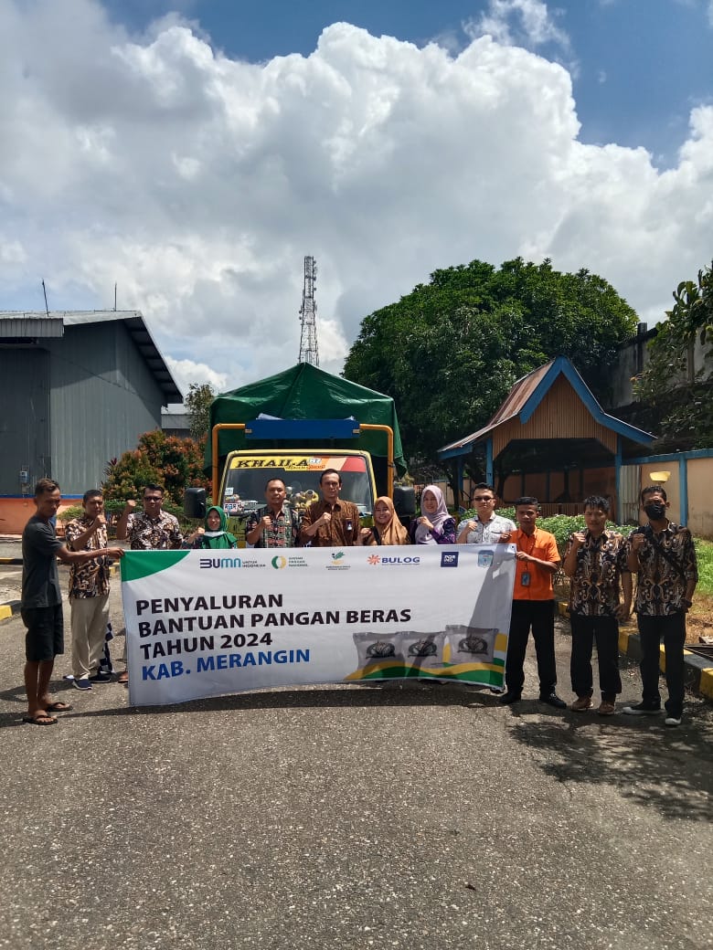 Satintelkam Polres Merangin Pantau Penyaluran 6.330 kg Beras Merk Bulog Dalam Rangka pengendalian Inflasi Daerah oleh Tim TPID Kabupaten Merangin.