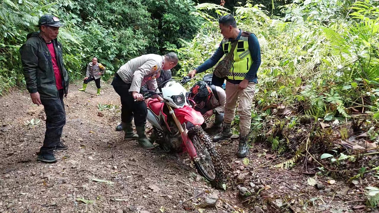 Jalur Ekstrim Ke Desa Air Liki Mendapat Prioritas Polres Merangin Pastikan Tak Ada Kendala Distribusi Logistik Pemilu 2024