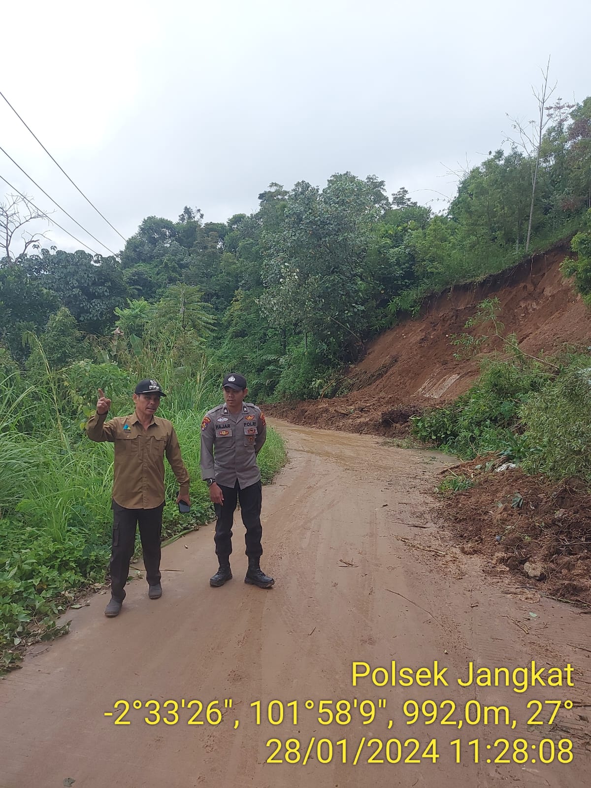 Kapolsek Jangkat, Sempat Tertutup Material Lonsor, Jalan provinsi di km 140 Desa Rantau Suli Kecamatan Jangkat Timur sudah bisa di lalui