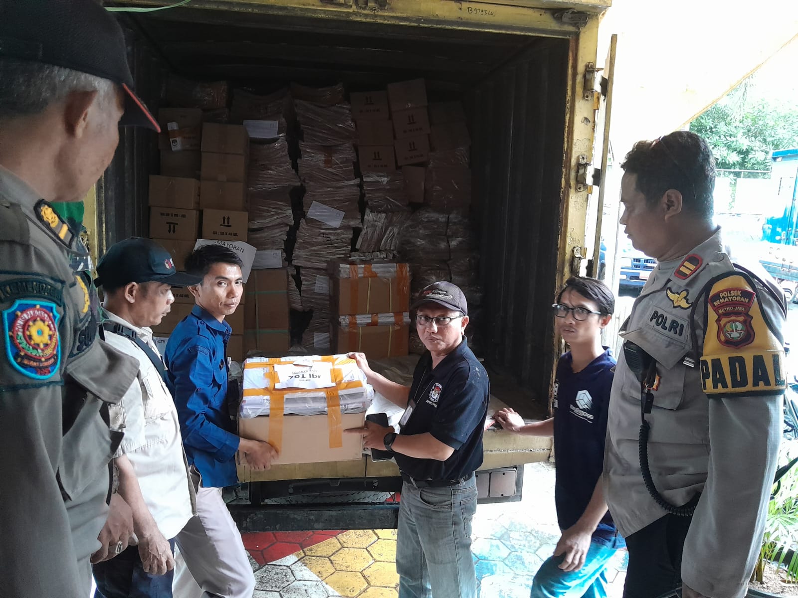 Polres Metro Jakarta Pusat Pastikan Pendistribusian Logistik Pemilu Berjalan Aman