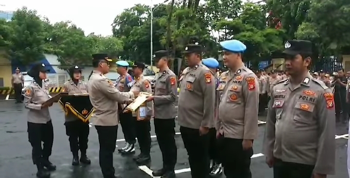 Kapolres Metro Jakarta Utara Pimpin Upacara Kenaikan Pangkat Pengabdian dan Pemberian Penghargaan Kepada Anggota Berprestasi