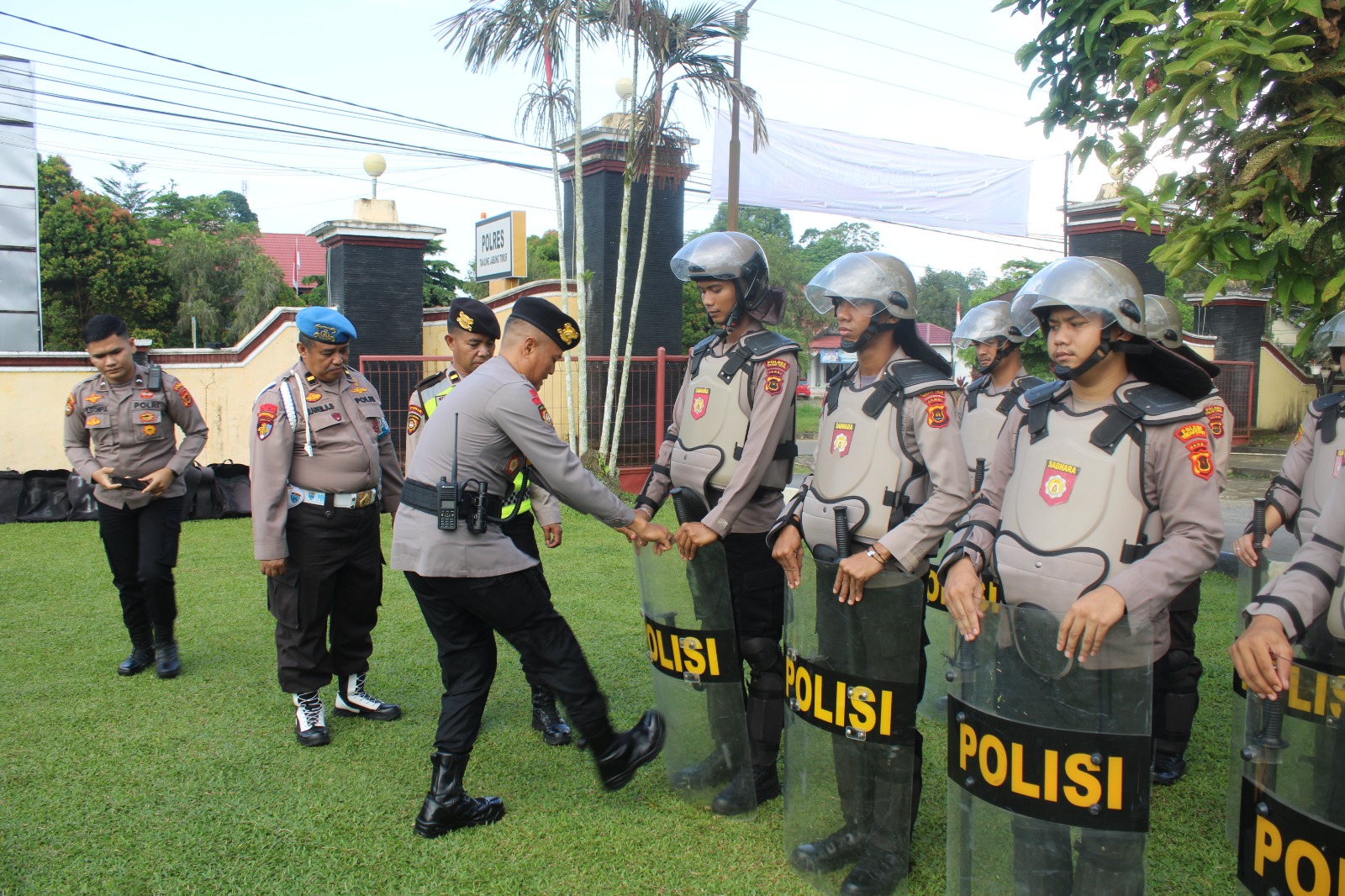 Brigjen Pol Edi Mardianto, SIK, M.Si Cek Personil Polres Tanjab Timur dan Polsek Jajaran yang akan melaksanakan PAM TPS Pemilu 2024