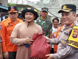 AKBP. Ruri Roberto. SH. S.IK., M.M. M.Tr.SOU Kunjungi Warga Desa Kungkai Terdepak Banjir Luapan Sungai Merangin