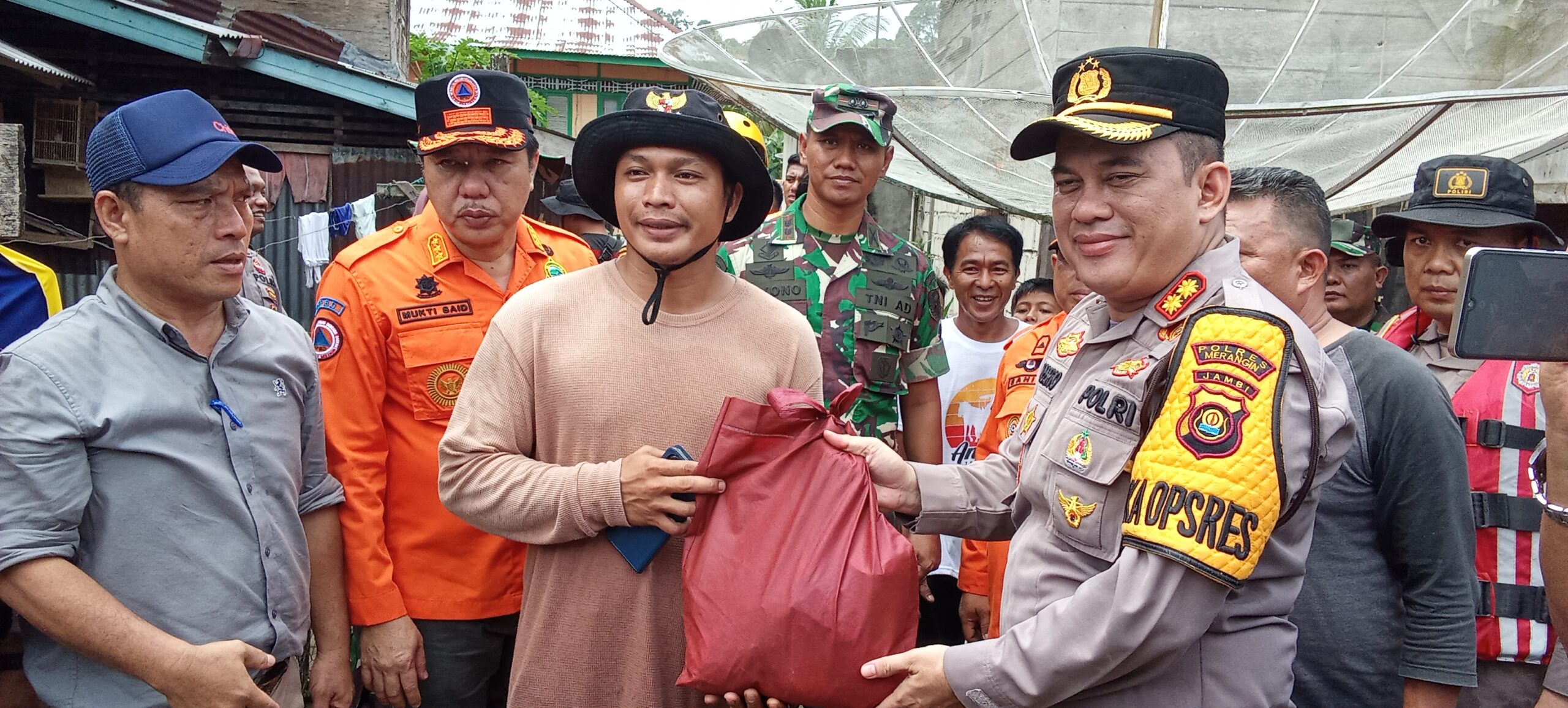 AKBP. Ruri Roberto. SH. S.IK., M.M. M.Tr.SOU Kunjungi Warga Desa Kungkai Terdepak Banjir Luapan Sungai Merangin