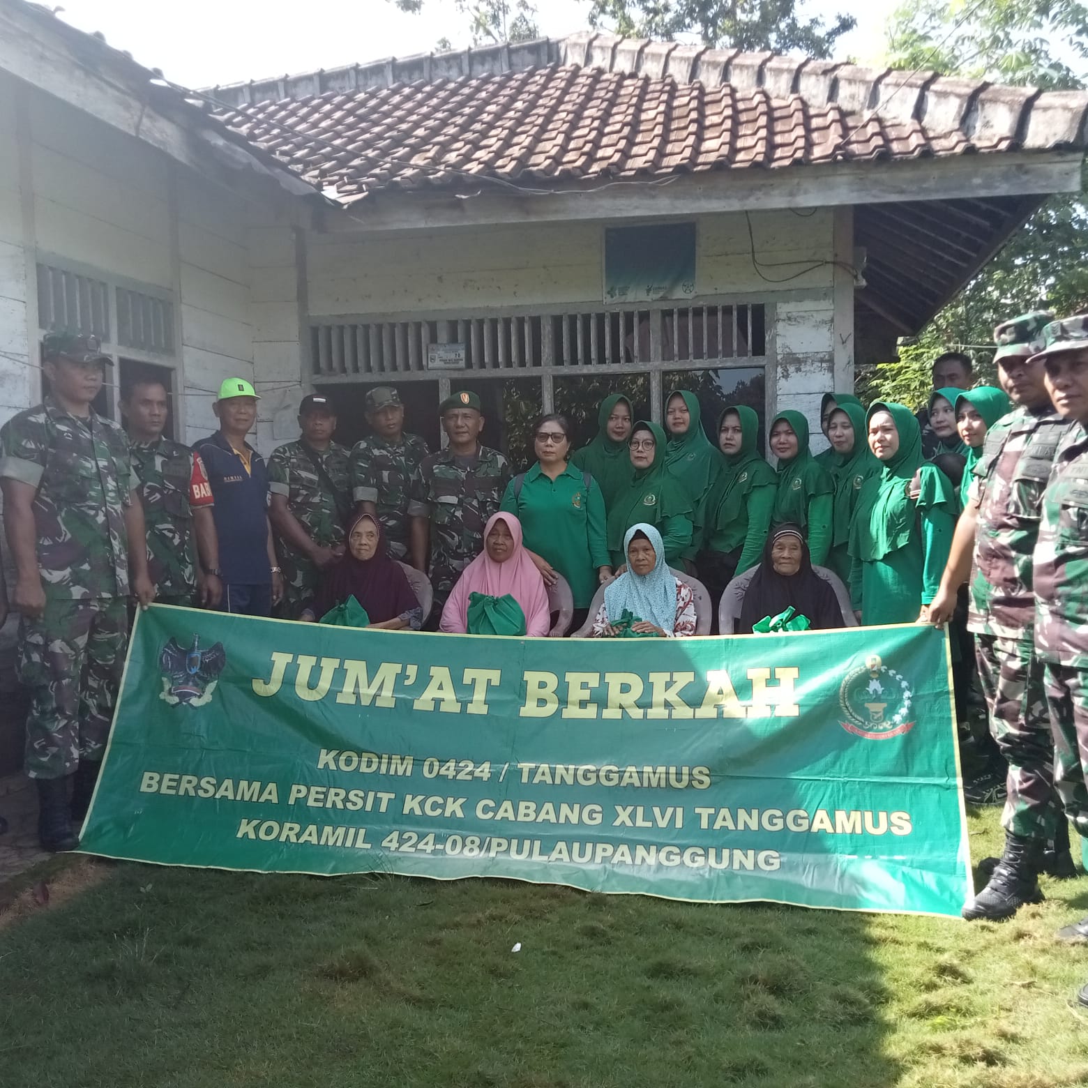 Dandim 0424 Tanggamus Bagikan Paket sembako di Jum,at Berkah di awal tahun 2024