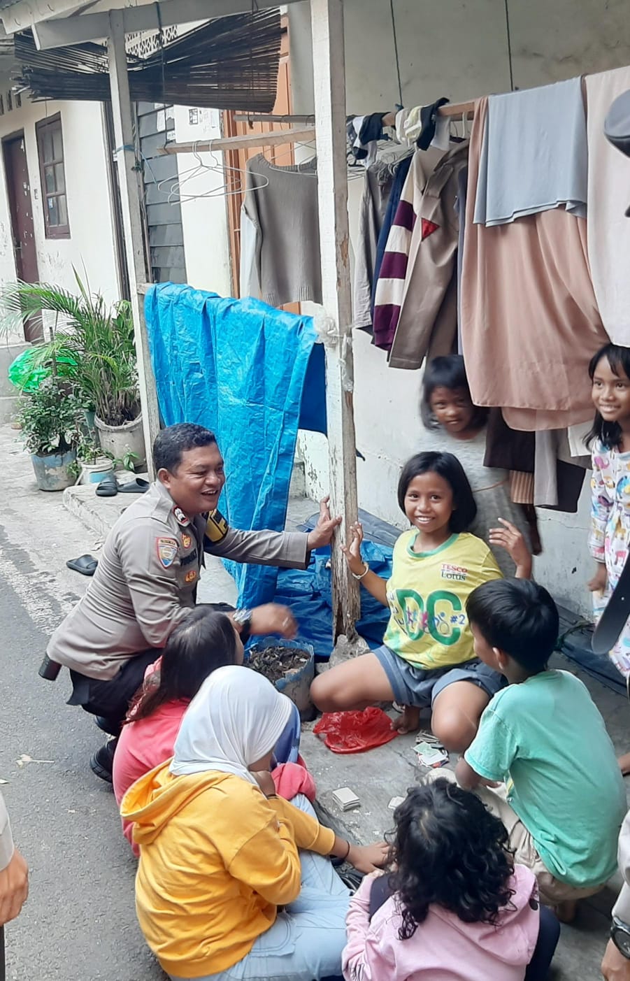 Bhabinkamtibmas Kel. Gelora Sambangi Anak-anak di Pemukiman Warga