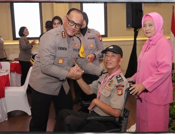 Kapolres Metro Jakarta Utara Pimpin Kegiatan Upacara Tradisi Pedang Pora Wisuda Purna