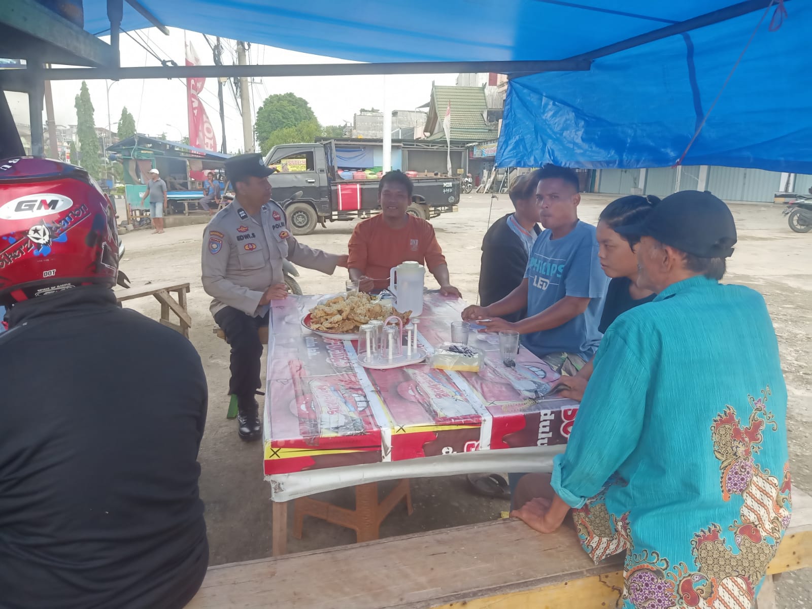 Satbinmas Polres Merangin Laksanakan Jum’at Curhat di Warung Kopi Seputaran Pasar Rakyat