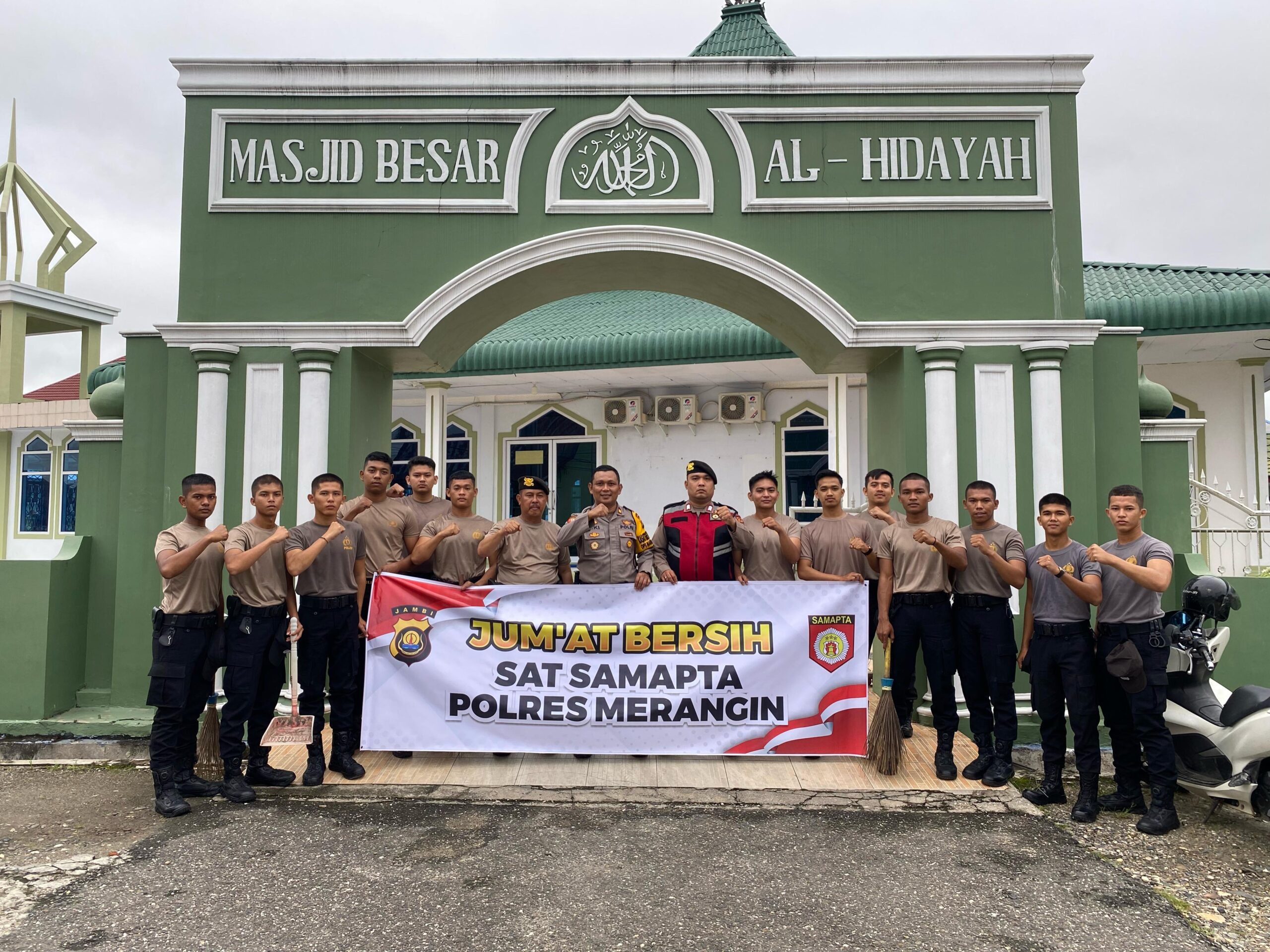 Samapta Polres Merangin Laksanakan Jum’at Curhat dengan Cara Gotong Royong di Masjid Pancasila