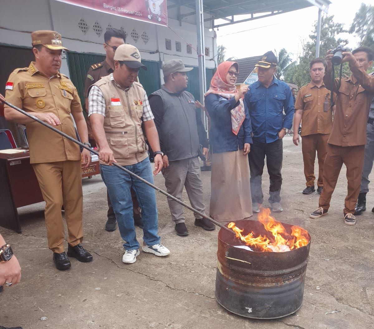 Sebanyak 6.544 Surat Suara dimusnahkan dengan cara diBakar dalam Drum