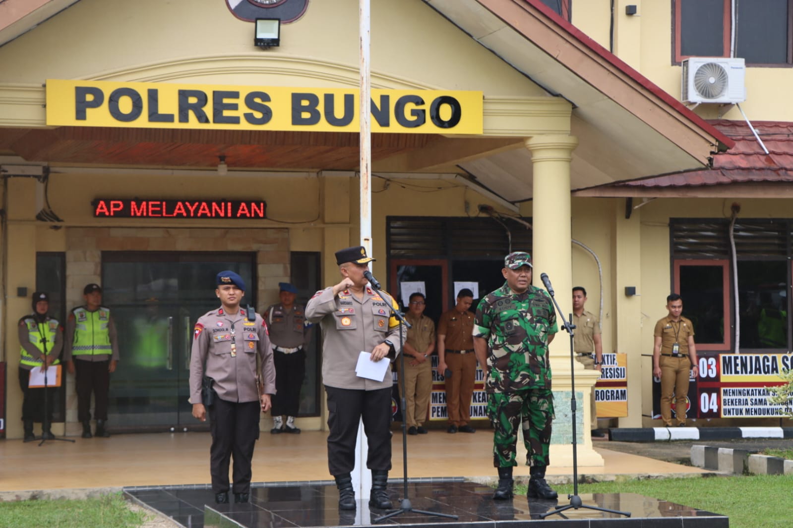 Waka Polda Jambi Dan Kasrem 042 Gapu Pimpin Patroli Skala Besar Amankan Pemilu 2024