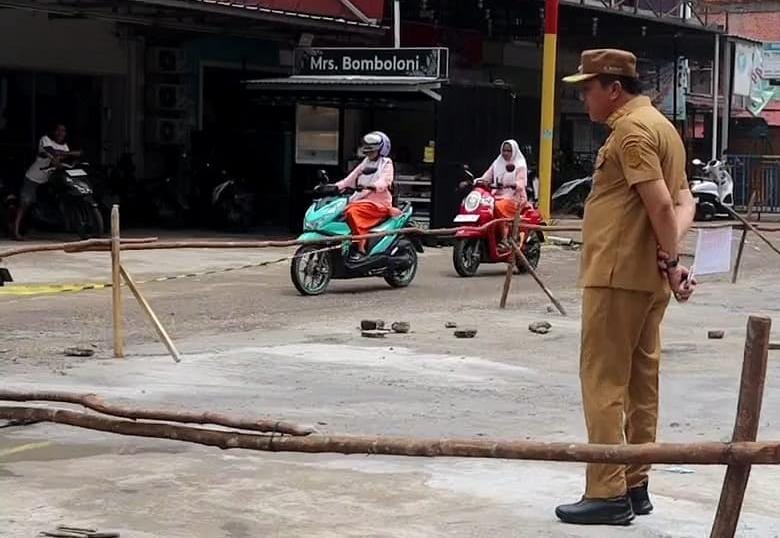 PJ Bupati Minta Masyarakat Bersabar, Jalan Rangkayo Hitam Sedang Proses Diperbaikan.   