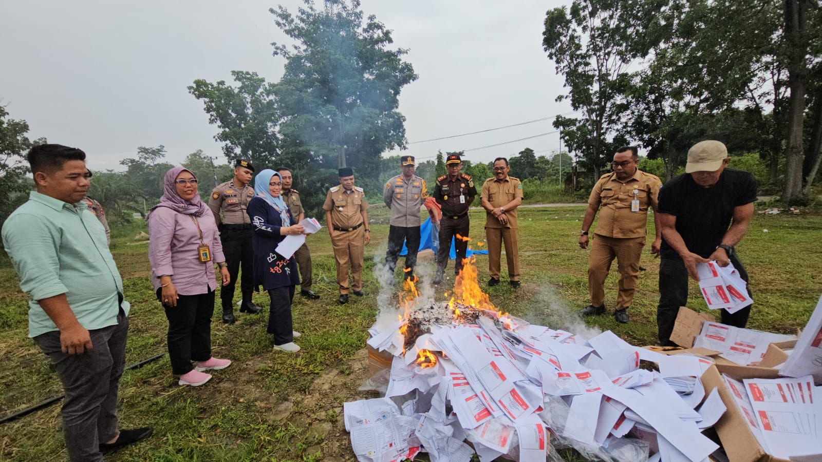 Kapolres Tebo Akbp l Wayan Arta Ariawan SH. S. Ik. MH Musnahkan Surat  Surat Lebih Dan Rusak Di wilayah Kab Tebo