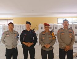 Kapolsek Tabir bersama Personil BKO Batalyon B Pelopor Satbrimobda Jambi Berikan Pengamanan Pra Hingga Pasca Pemilu di Wilayah Tabir.