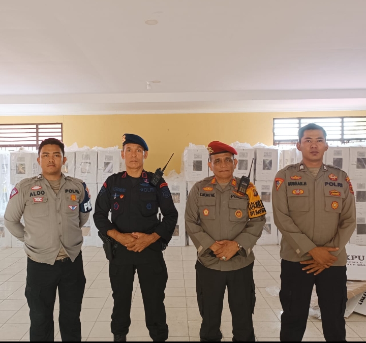 Kapolsek Tabir bersama Personil BKO Batalyon B Pelopor Satbrimobda Jambi Berikan Pengamanan Pra Hingga Pasca Pemilu di Wilayah Tabir.