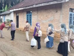 Santuni Warga tak Mampu,Team Jum’at Berkah Uluran Bantuan Sembako