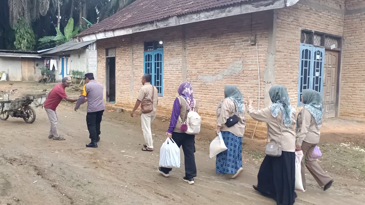 Santuni Warga tak Mampu,Team Jum’at Berkah Uluran Bantuan Sembako