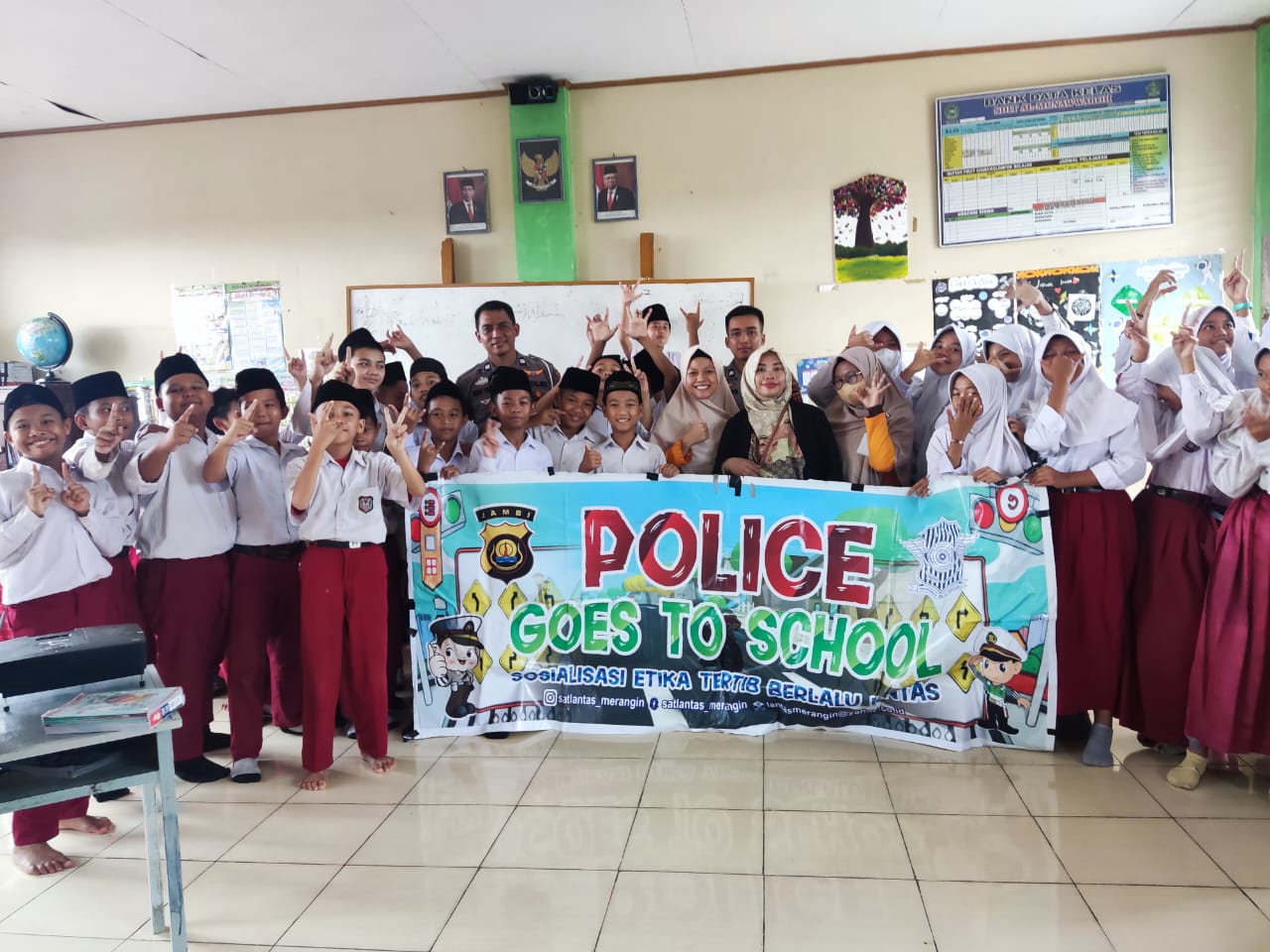 AKP. Eko Sutoyo. SH. Kegiatan POLICE GO TO SCHOOL di SD It Al Munawarah Bangko dengan Edukasi Tertib Berlalu Lintas.