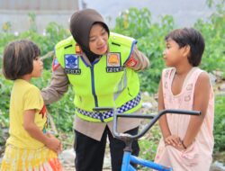 AKP Indira Berikan Motivasi dan Ajakan Agar Berniat Untuk Sekolah Saat Menemukan Bocah Yang Tidak Sekolah