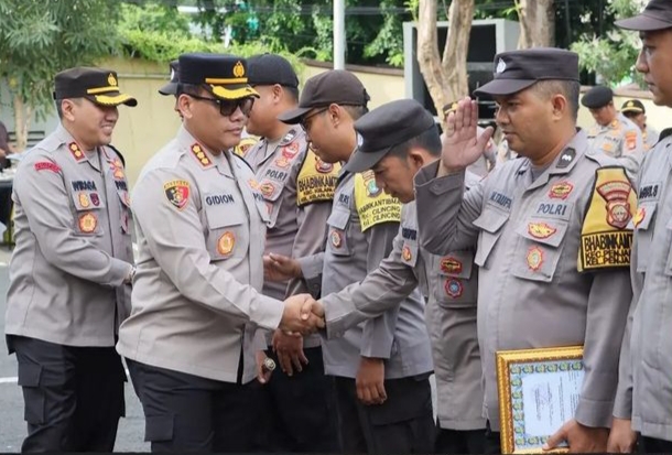 Kapolres Metro Jakarta Utara Berikan Penghargaan kepada 6 Anggota Personil Yang Berprestasi