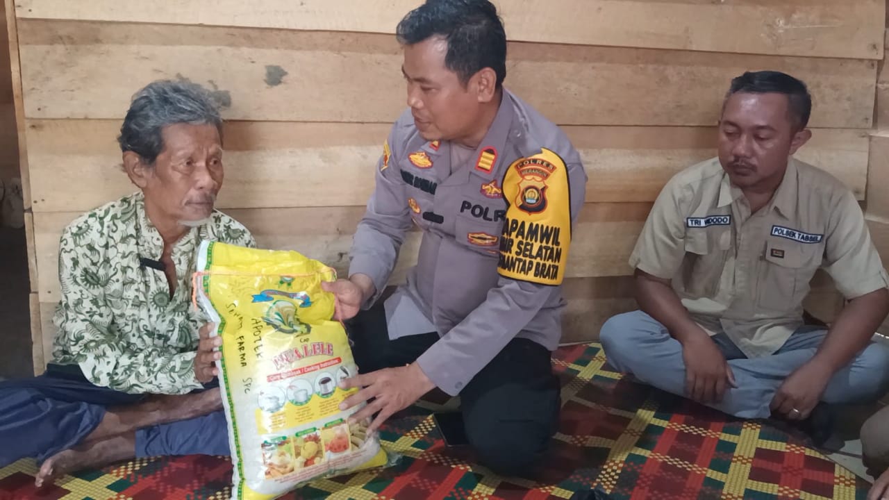 Team Jum’at Berkah Polsek Tabir berikan Bantuan pada Pasutri usia 72 tahun