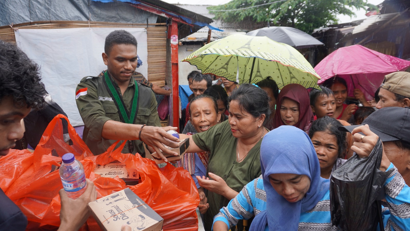 Peduli Sesama, BEM Unindra Bakti Sosial Bagikan Ratusan Nasi Box Gratis ke Masyarakat Slum Area