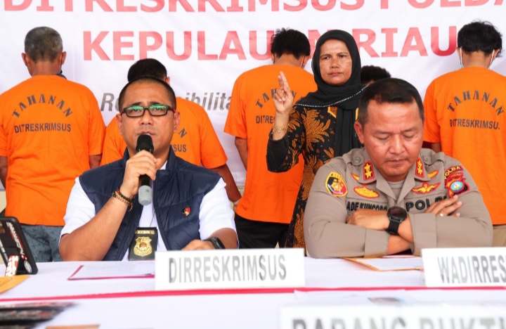 Subdit 5 (Lima) Ditreskrimsus Polda Kepri Berhasil Melakukan Penangkapan Terhadap Dua Pria yang Terlibat Dalam Kasus Prostitusi Online Melalui Aplikasi MiChat